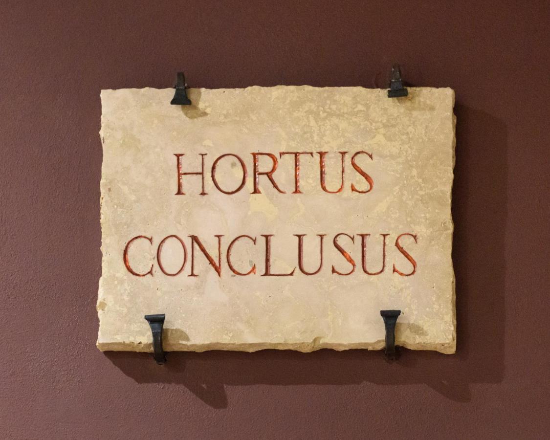 Hortus Conclusus + Free Parking *